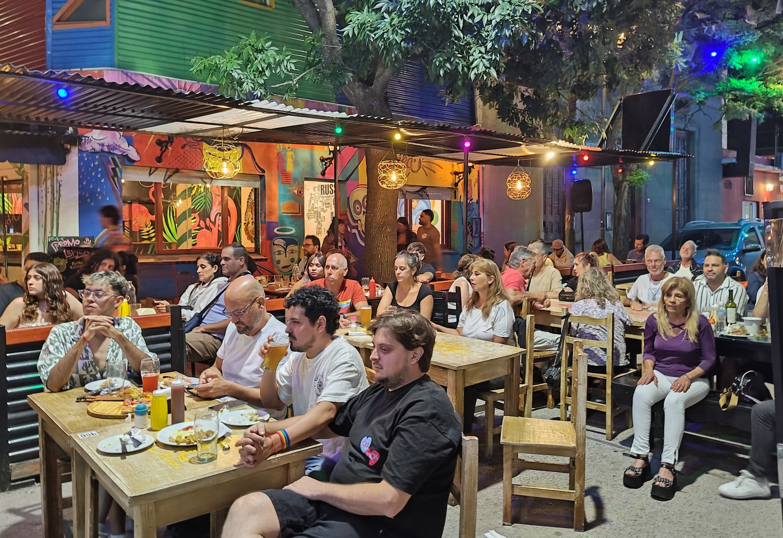 Mesas de Orika Bar de noche